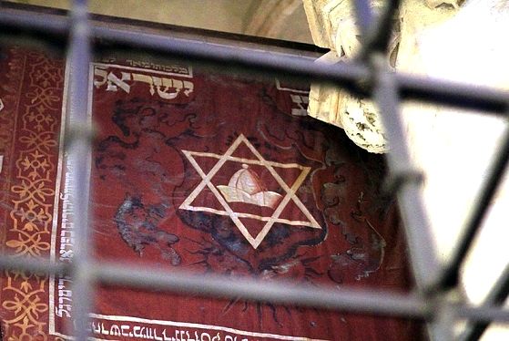 A bandeira judaica na sinagoga de Praga