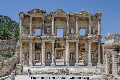 Fachada da biblioteca Celsus, em Éfeso