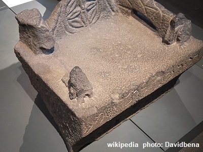 A cadeira de Moisés – achado arqueológico em Corazim