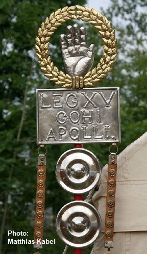 Signum do Exército Romano com o manus e as fáleras Signum do Exército Romano com o manus e as fáleras