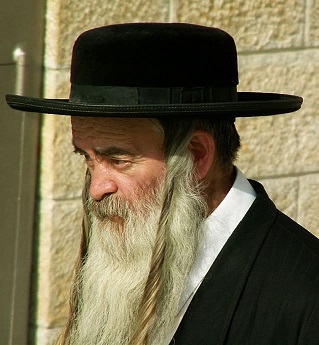 Um judeu ortodoxo com longas peiot