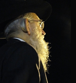 Rabino com peiot atrás da orelha