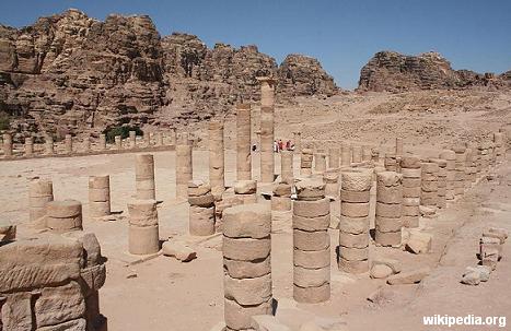 Antigas colunas do templo de Petra