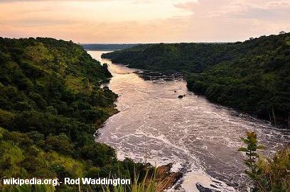 Rio Nilo, ao entardecer, em Uganda