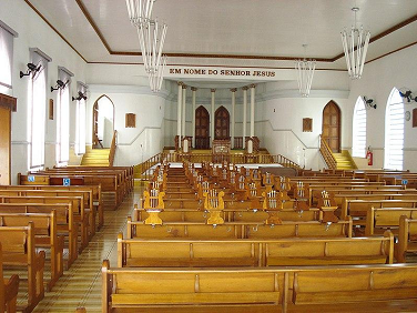 Interior de uma igreja da Congregação Cristã