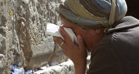 Tisha B'Av – mulher no Muro das Lamentações